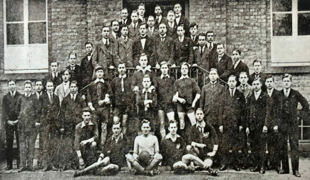 Altes, körniges Schwarz-Weiß Foto der ersten Mannschaft und Gründungsmitglieder des FC Germania Metternich im Jahr 1920