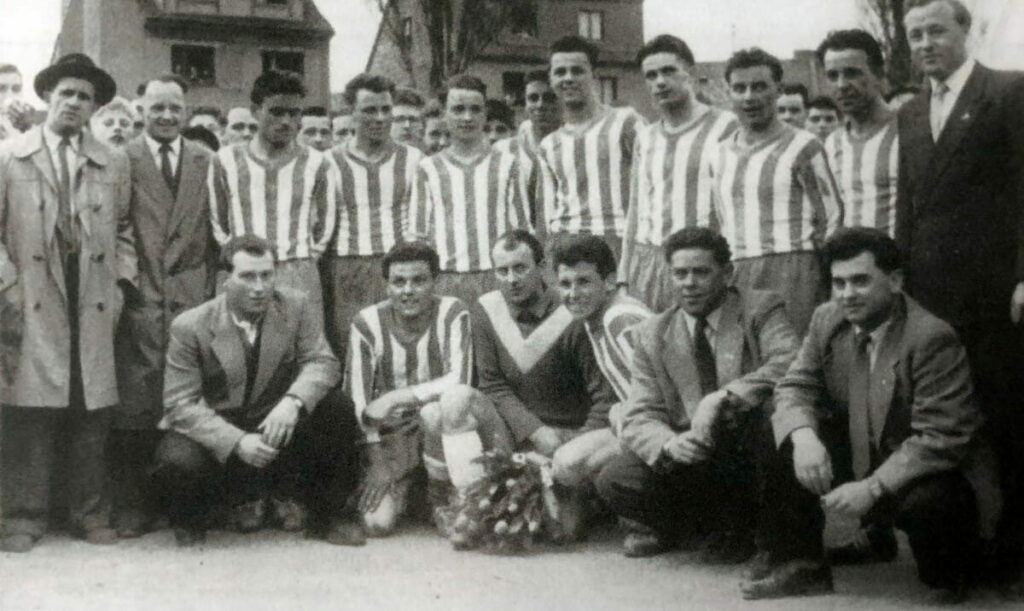 Altes Schwarz-Weiß Foto der Mannschaft des FC Metternich bei der Rheinlandmeisterschaft 1958